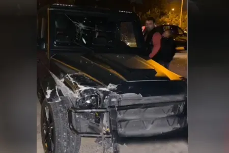 Azərbaycanlı müğənni "Galendewagen"i ilə qəzaya düşdü - FOTO