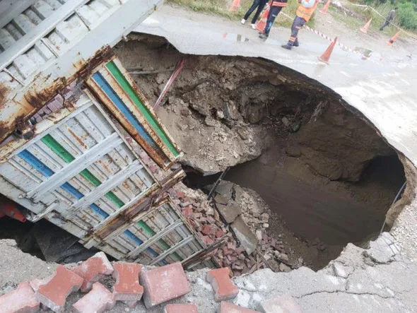 Türkiyədə sel nəticəsində yol çöküb, evlər su altında qalıb - FOTO