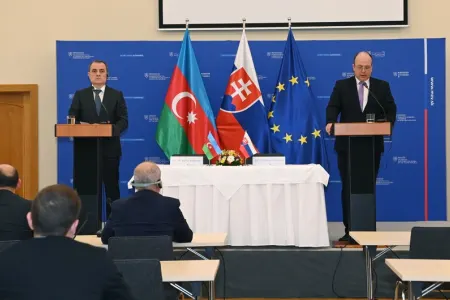 Ceyhun Bayramov slovakiyalı həmkarı ilə görüşdü