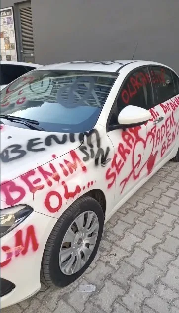 Əvvəlcə eşq etirafları yazdı, sonra təkərlərini partlatdı - FOTOLAR