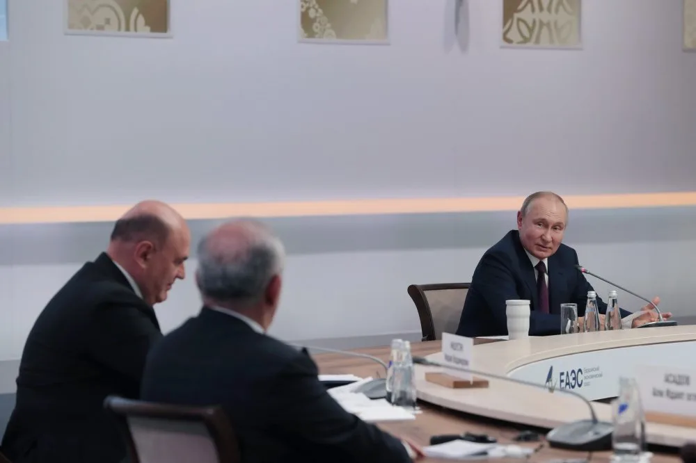 Əli Əsədov Putinlə görüşdü