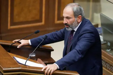 Paşinyan Ermənistanın gerbini kəskin tənqid etdi