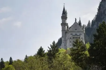 Dünyaca məşhur qalada dəhşət - Turistləri 50 metrlik uçurumdan atdı