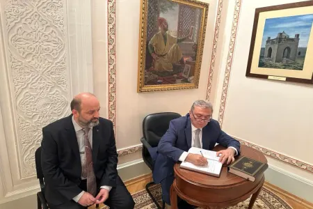 “Divani-lüğəti-türk” əsərinin faksimilesi Nizami muzeyinə - hədiyyə edildi