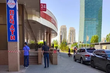Astanada silahlı şəxs banka hücum etdi, - insanları girov götürdü
