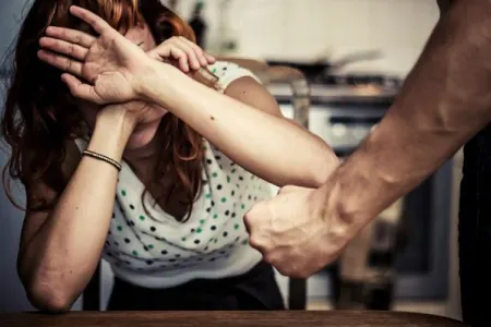 Xanımını telefonuna baxdığına görə döydü, həbs edildi