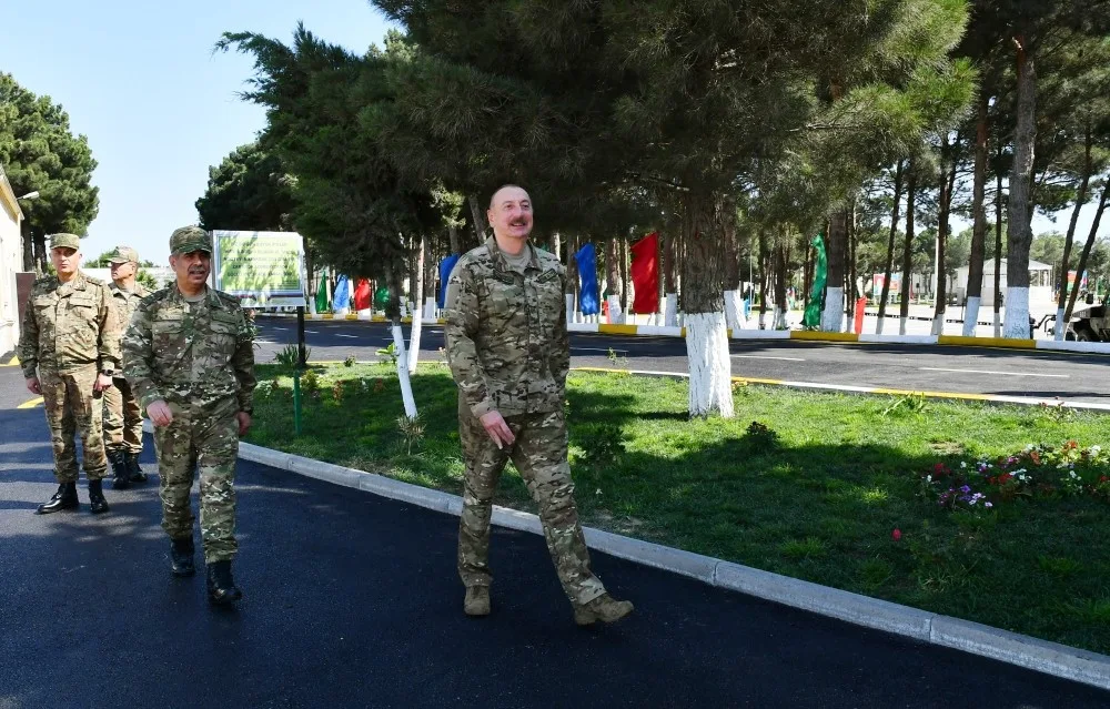 İlham Əliyev MN-in komando hərbi hissəsində - — FOTOLAR
