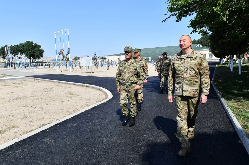 İlham Əliyev MN-in komando hərbi hissəsində - — FOTOLAR