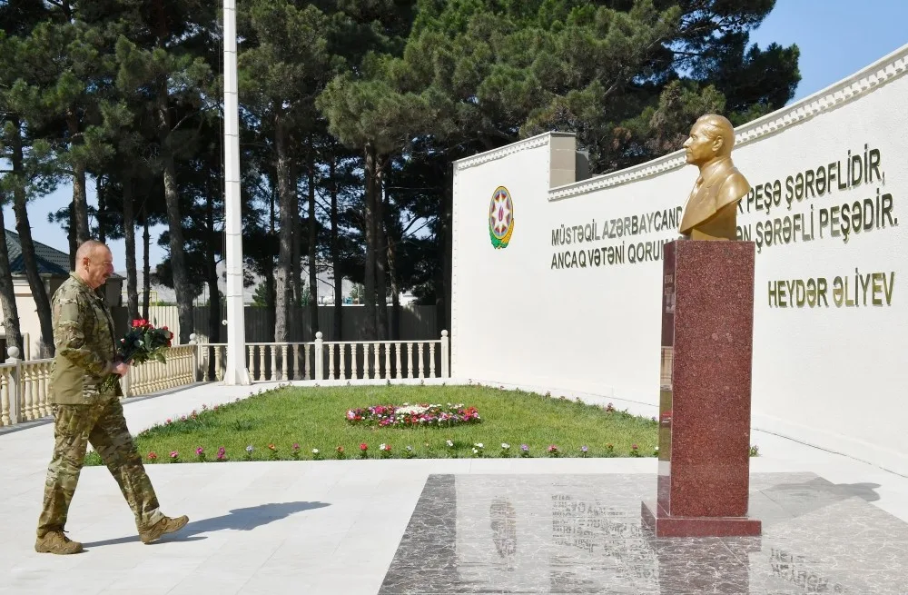 İlham Əliyev MN-in komando hərbi hissəsində - — FOTOLAR