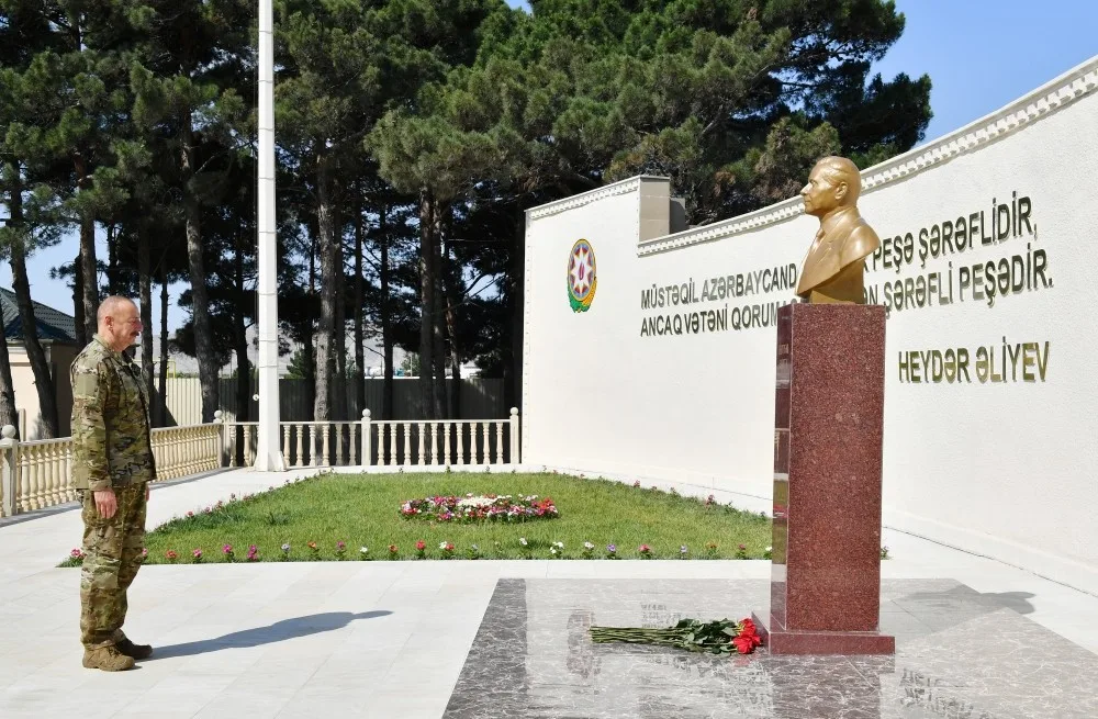 İlham Əliyev MN-in komando hərbi hissəsində - — FOTOLAR