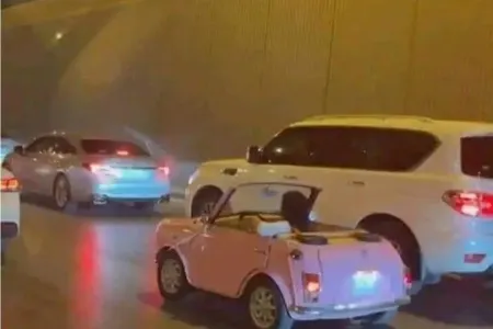 Bakı küçələrindəki bu avtomobil hər kəsi təəccübləndirdi - FOTO