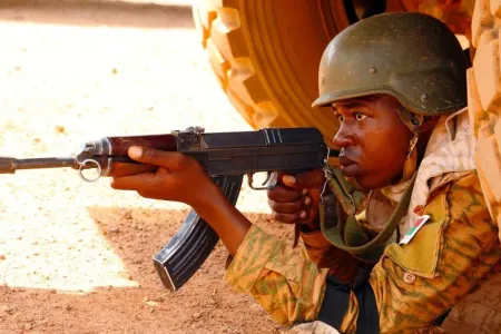 Burkina-Fasoda silahlılar 70-dən çox əsgər və polisi öldürüb