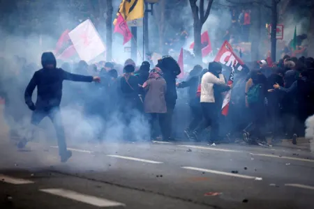 Fransada etirazçılar qarətlərə başladı