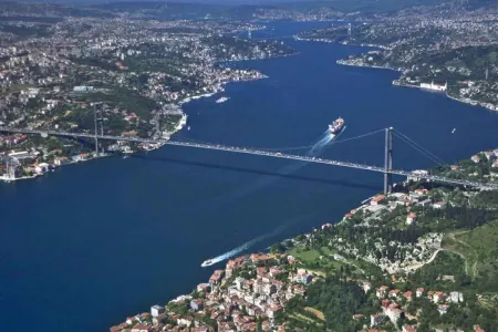 Türkiyə boğazlardan keçid üçün rüsumları artırıb