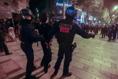 Fransada 10 şəhərdə komendant saatı tətbiq edilib