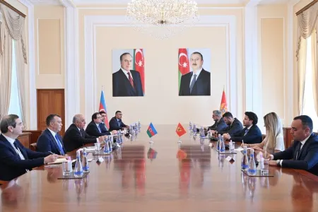 Əli Əsədov Monteneqronun Baş naziri ilə görüşdü