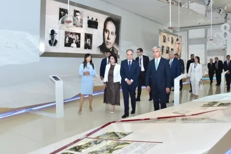 Albaniya prezidenti və xanımı Heydər Əliyev Mərkəzində - FOTO