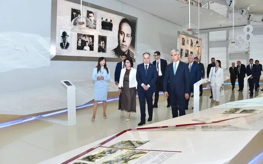 Albaniya prezidenti və xanımı Heydər Əliyev Mərkəzində - FOTO