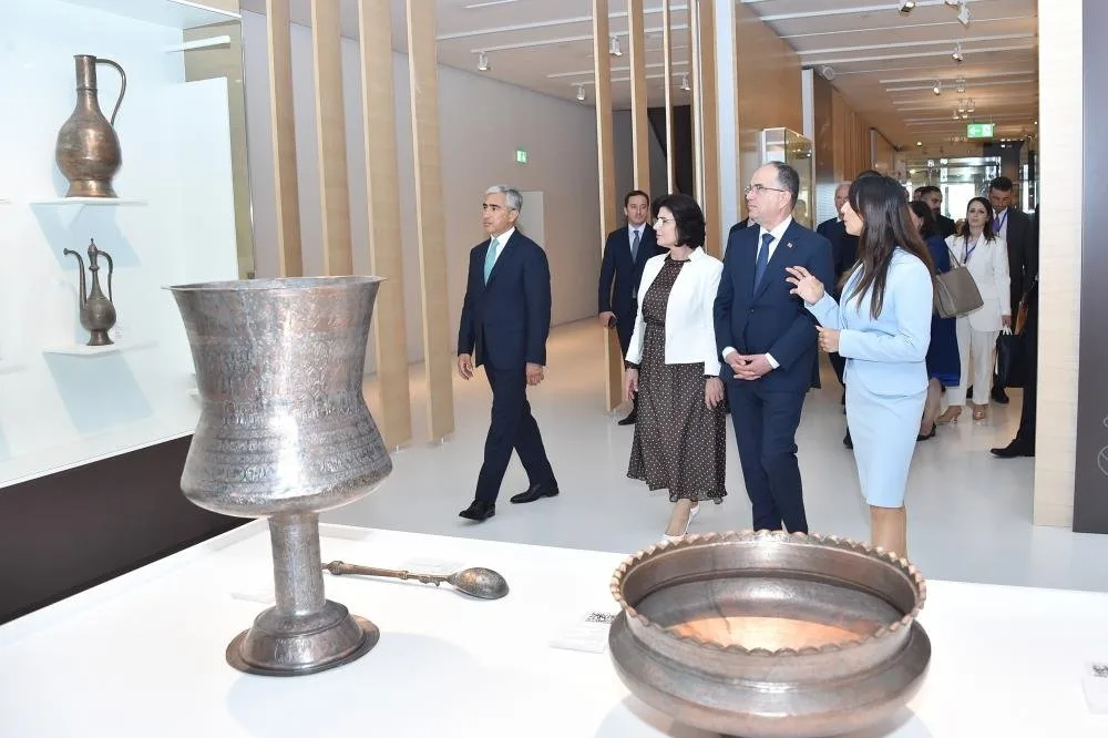 Albaniya prezidenti və xanımı Heydər Əliyev Mərkəzində - FOTO