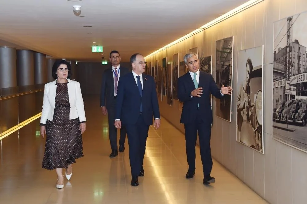 Albaniya prezidenti və xanımı Heydər Əliyev Mərkəzində - FOTO
