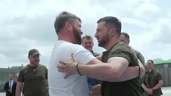 Zelenski Türkiyədən "Azov"komandirləri ilə qayıtdı - FOTO