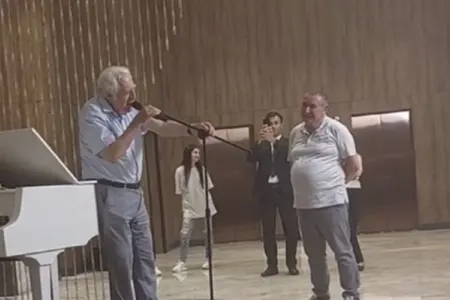 Yazıçı Anar “Laçın” mahnısını oxudu - VİDEO