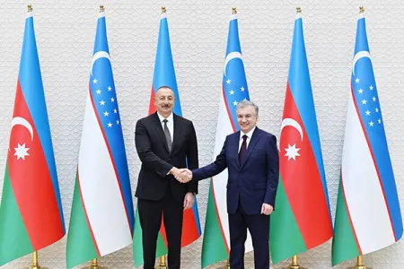 İlham Əliyev özbəkistanlı həmkarını təbik etdi