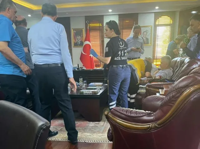 Bələdiyyə başçısı iş otağında güllələndi - FOTOLAR