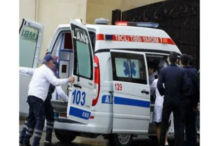 Keçmiş sevgilisini hamının gözü önündə döydü - Bakıda parkda insident