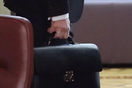 Bu ölkənin xarici işlər naziri yoxa çıxdı - FOTOLAR
