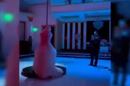 Gəlin toyunda striptiz göstərdi - Video