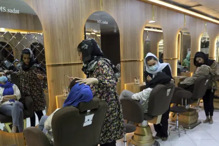 Əfqanıstanda gözəllik salonları bağlandı: - Minlərlə qadın işsiz qaldı