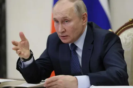 Putinin həbsinə order verən hakim axtarılır
