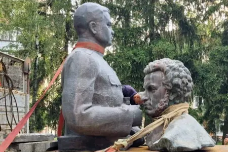 Puşkinin və general Vatutinin abidələri - söküldü