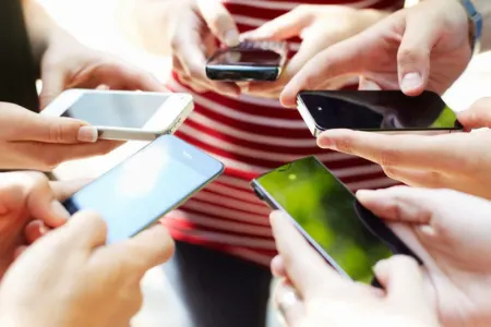 Məktəblərdə mobil telefonlar qadağan edilir