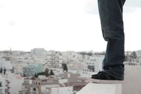 Məşhur müğənninin həyat yoldaşı özünü pəncərədən atdı- - FOTO