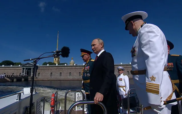 Putin Sankt-Peterburqda keçirilən paradda - Fotolar