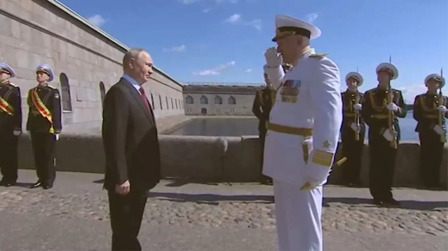 Putin Sankt-Peterburqda keçirilən paradda - Fotolar