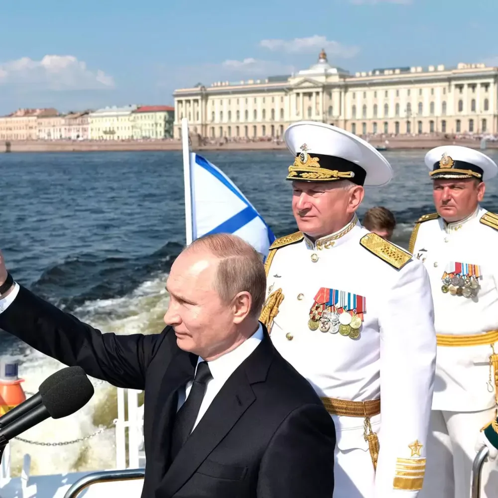 Putin Sankt-Peterburqda keçirilən paradda - Fotolar