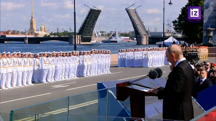 Putin Sankt-Peterburqda keçirilən paradda - Fotolar