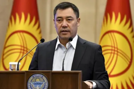 Japarov "ekonom klas"la - səfərə getdi