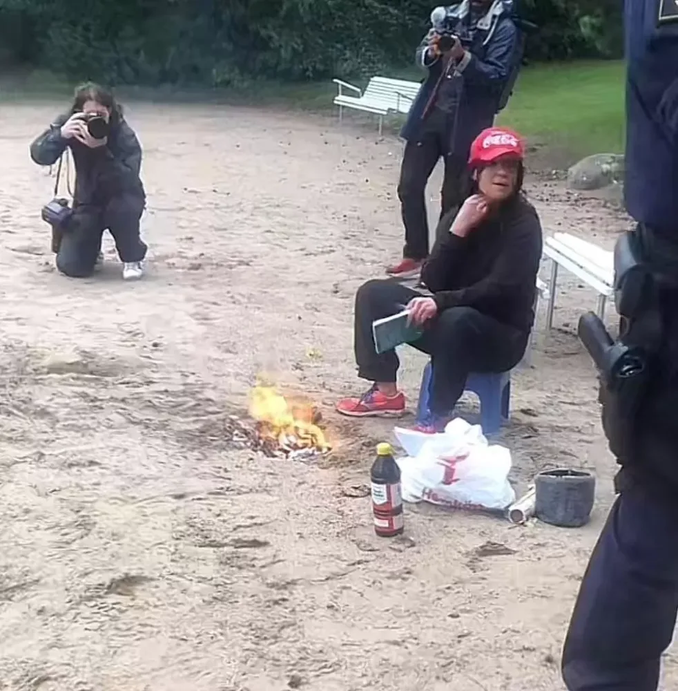 İranlı qadın polisin mühafizəsi altında "Quran"-ı yandırdı - FOTO