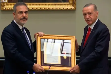 Ərdoğan Hakan Fidanı təltif - ETDİ