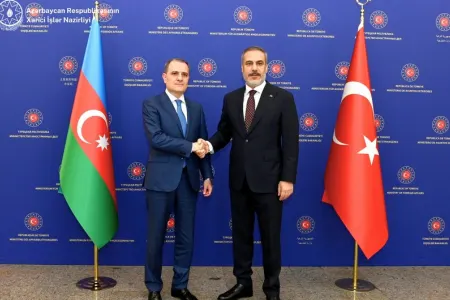 Ceyhun Bayramov Hakan Fidanı təbrik edib