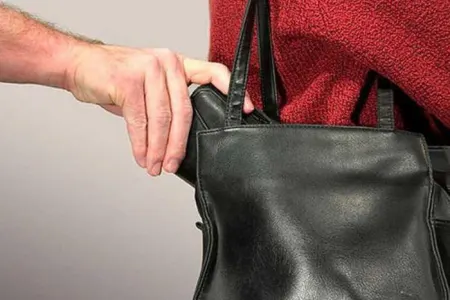 Qadının çantasını oğurlayan - SAXLANILDI