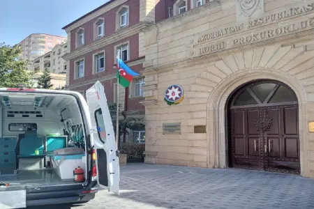 Hərbi Prokurorluğunun qarşısında şikayətçi özünü - YANDIRDI-VİDEO