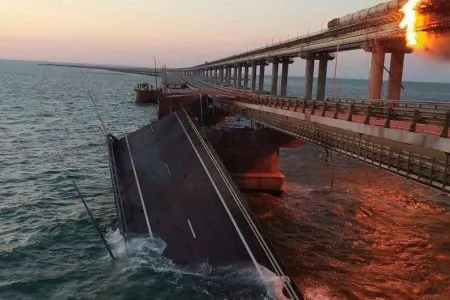 Krım körpüsü vuruldu, nəqliyyatın hərəkəti dayandı