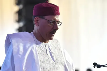 Nigerin devrilmiş prezidentini - həkim ziyarət etdi