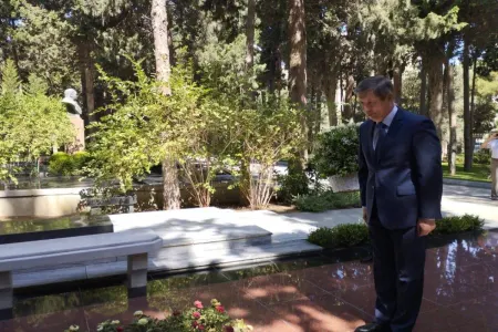 Səfir Müslüm Maqomayevin MƏZARI - BAŞINDA - FOTO