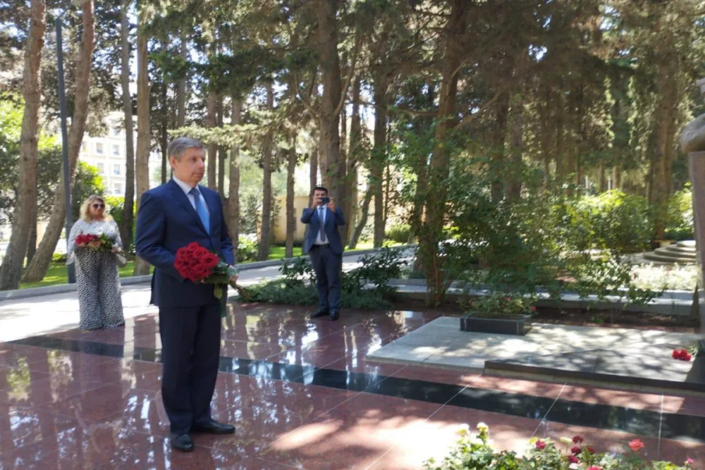 Səfir Müslüm Maqomayevin MƏZARI - BAŞINDA - FOTO